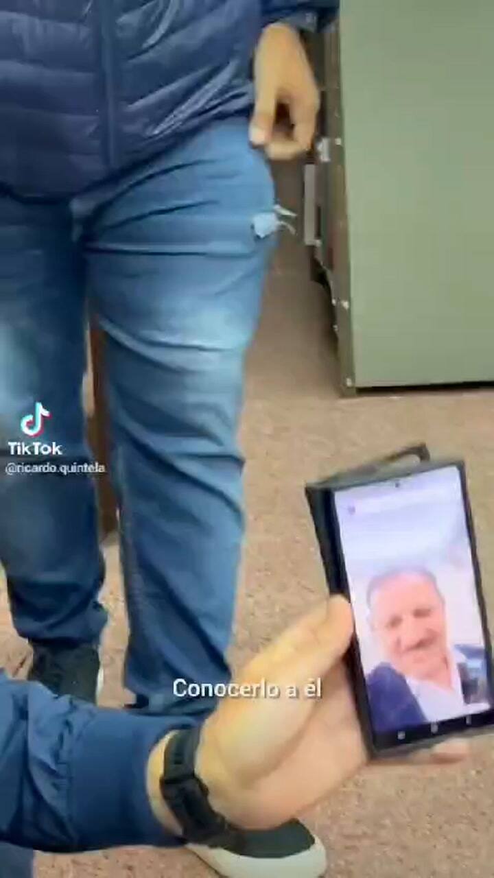 Niños de jardin cantando por el gobernador