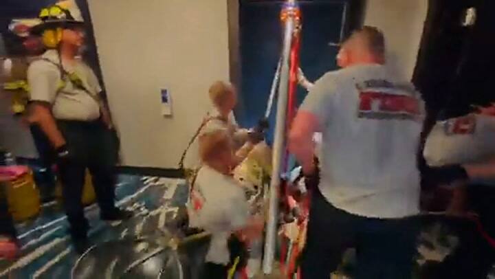 El Departamento de Bomberos logró liberar a la pareja atrapada en el ascensor