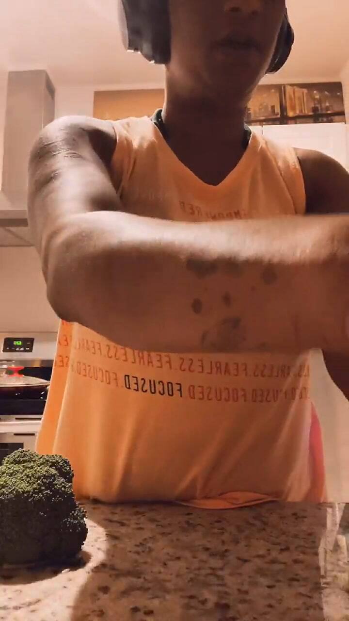 Así es el truco de una mujer para cortar los vegetales en el supermercado, parte 2