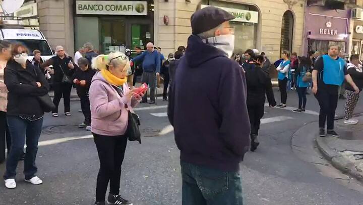 Rosario: la policía mantiene el distanciamiento social obligatorios en las filas de los bancos
