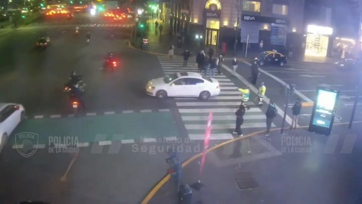 Atropelló a una agente de tránsito en el Microcentro
