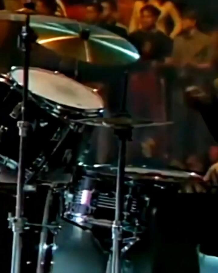 A lo largo de su carrera Nek vendió 10 millones de discos en italiano y español