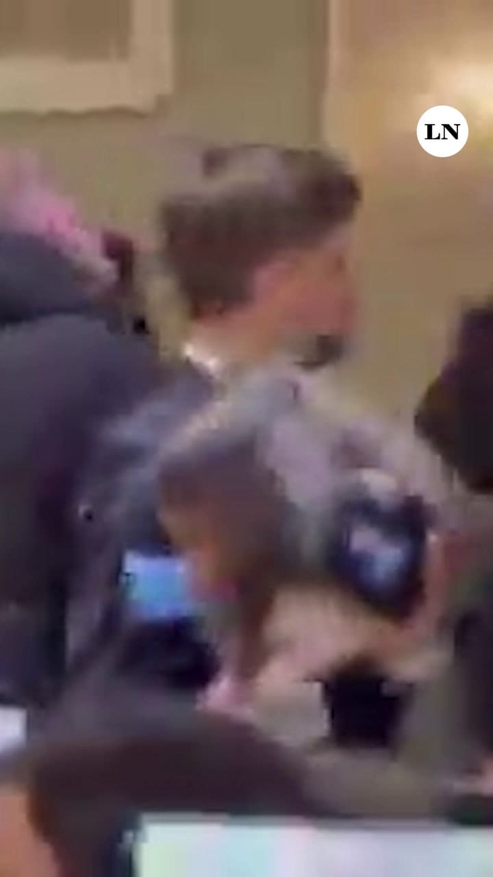 Milei llegó a Oslo vestido con el mameluco de YPF