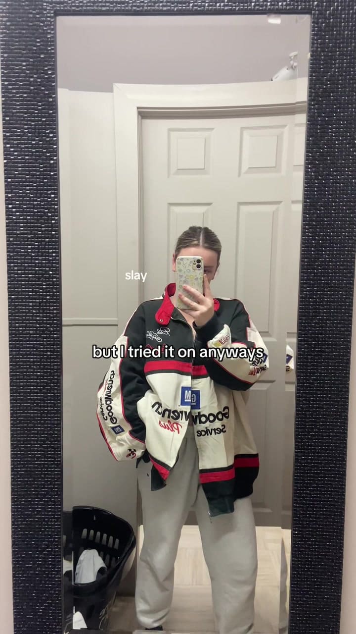 Una influencer de TikTok mostró el momento en el que encontró dinero en un blazer usado