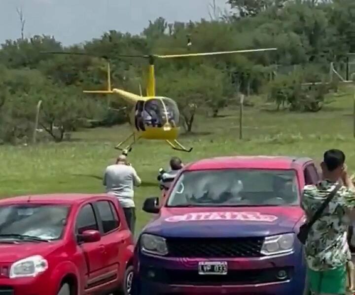 Fede Bal arriba a su fiesta en un helicóptero y esposado
