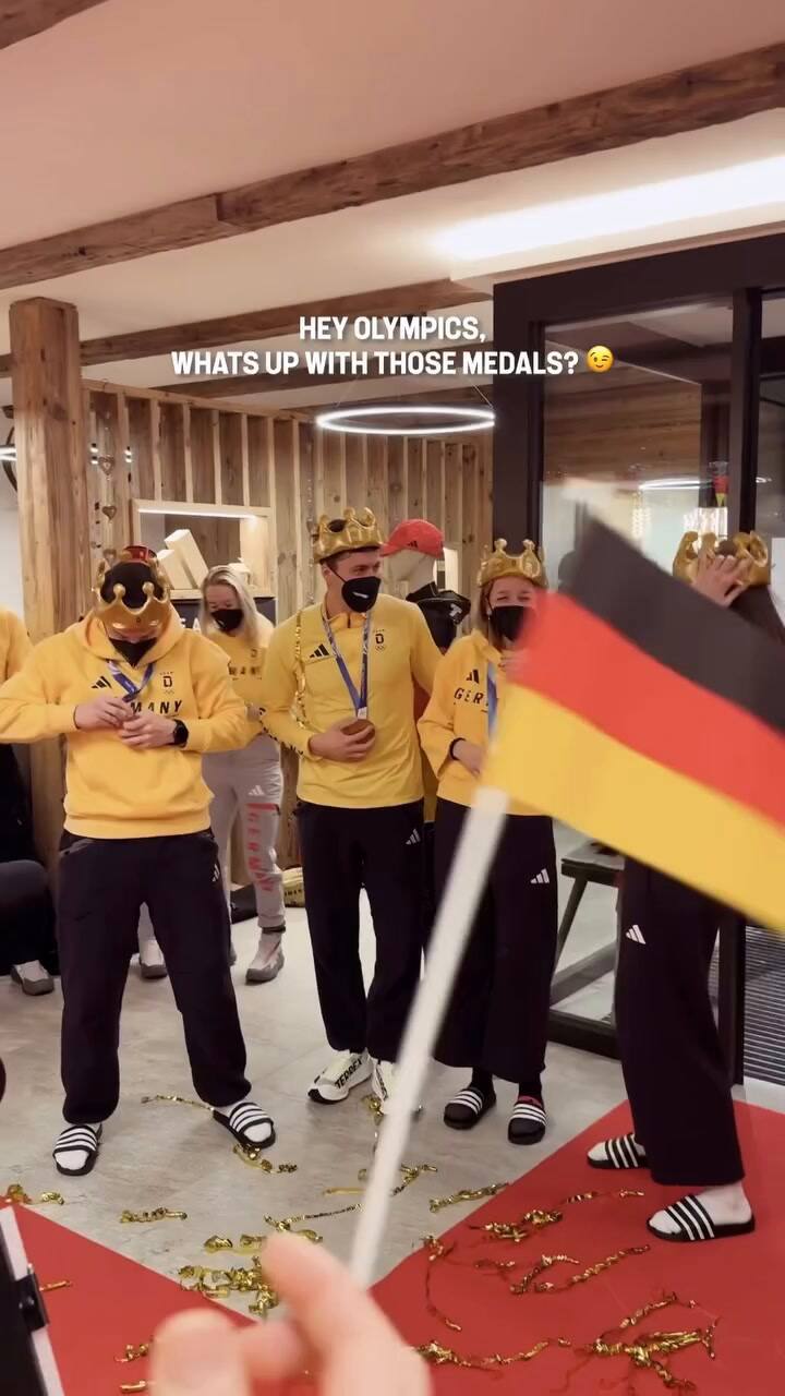 Justus Strelow, deportista alemán, festejó su logro y su medalla cayó al piso