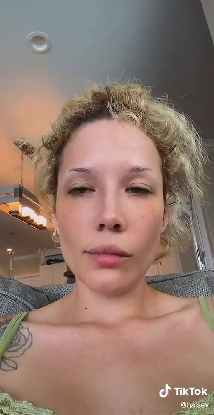 La cantante Halsey se queja de una absurda condición de su disquera