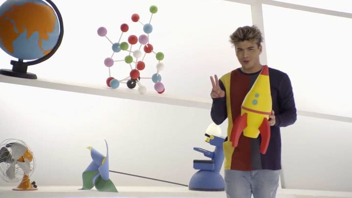 Sebastián enseña a hacer un cohete en Nat Geo Lab - Fuente: Nat Geo Kids