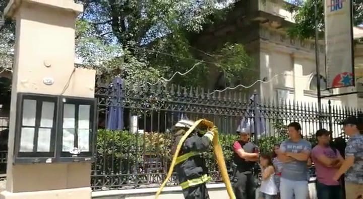 La policía ayudar a apagar el incendio de Big Mamma