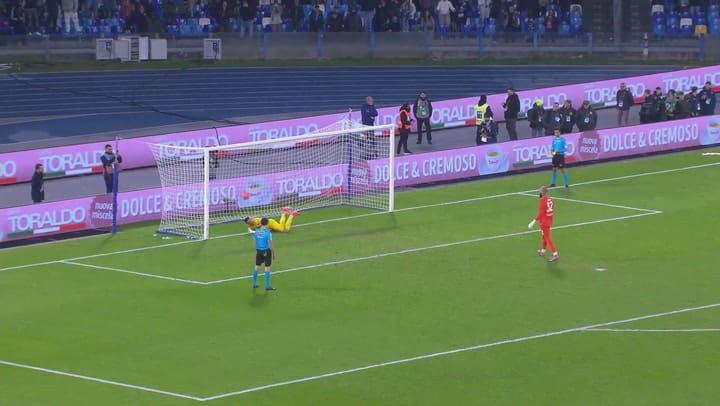 The penalty kick executed by the Napoli goalkeeper surprised with its extraordinary speed and traveled around the world