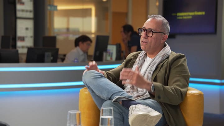 Carlos Bayala en conversaciones con José del Rio