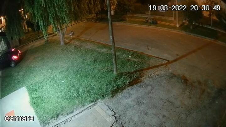 Ciudad Evita: enfrentó a motochorros a los piedrazos