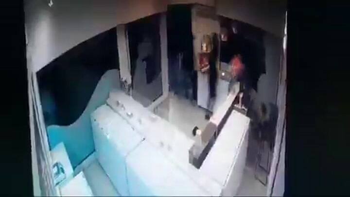 Tres Sujetos Irrumpieron Con Al Menos Dos Armas En Una Heladeria