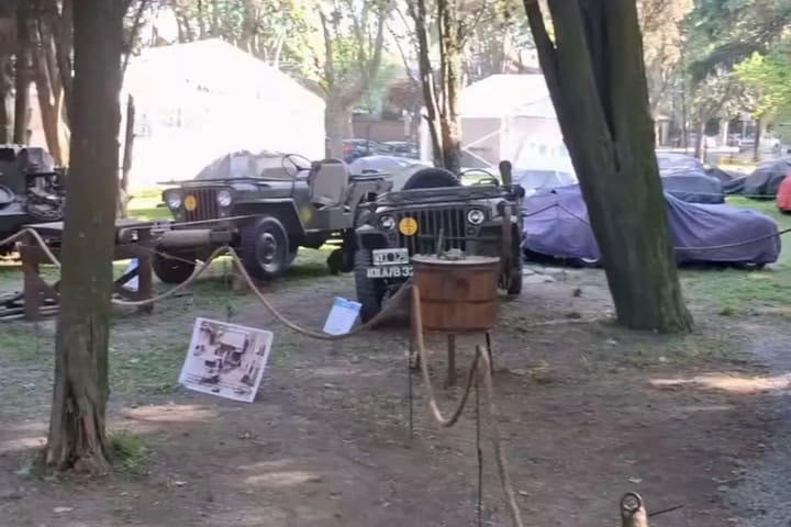 El stand en Autoclásica 2024 de la Asociación Argentina de Coleccionistas de Vehículos Militares