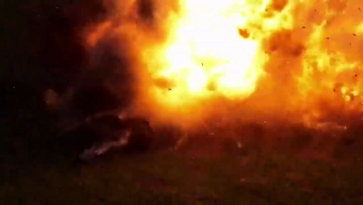 Tras recibir una ataque sorpresa de Ucrania, la devastadora explosión de un tanque T-80 ruso
