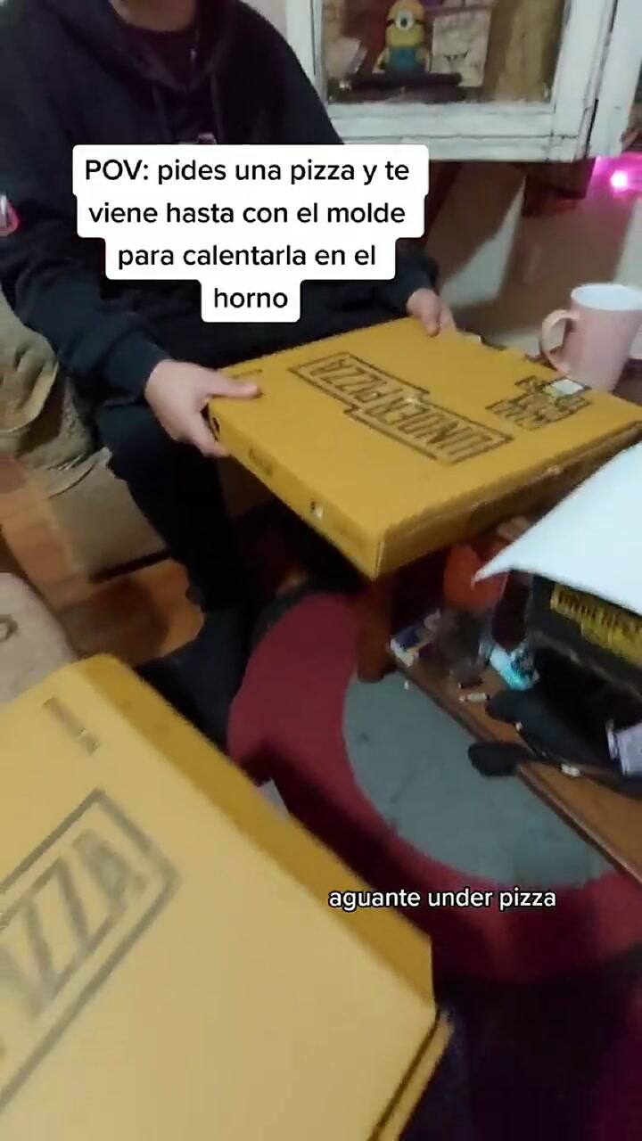 Pidió una pizza por delivery y descubrió que habían dejado el molde en una caja
