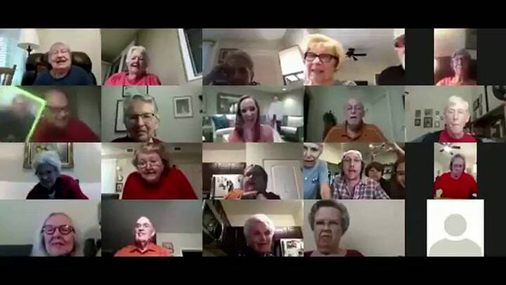 Matthew McConaughey juega al bingo con adultos mayores - Fuente: Twitter