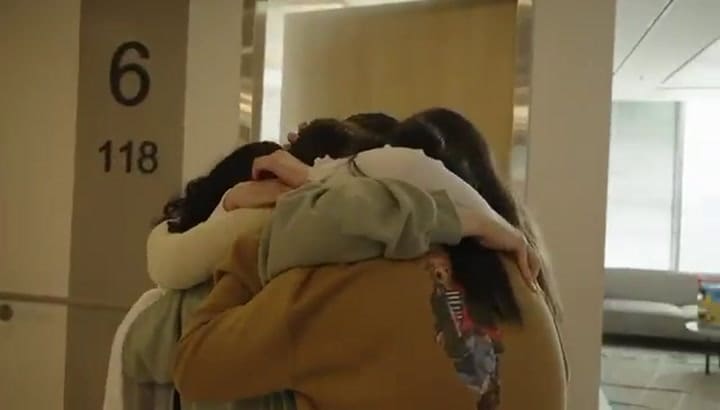 Agam Berger se reúne en el hospital con sus compañeras, las 4 jóvenes liberadas el sábado. Crédito: FDI