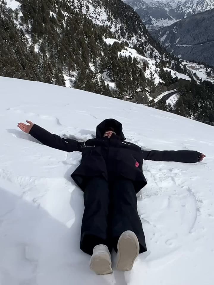 Franco Colapinto se tiró en la nieve para divertirse y despertó preocupación entre sus seguidores