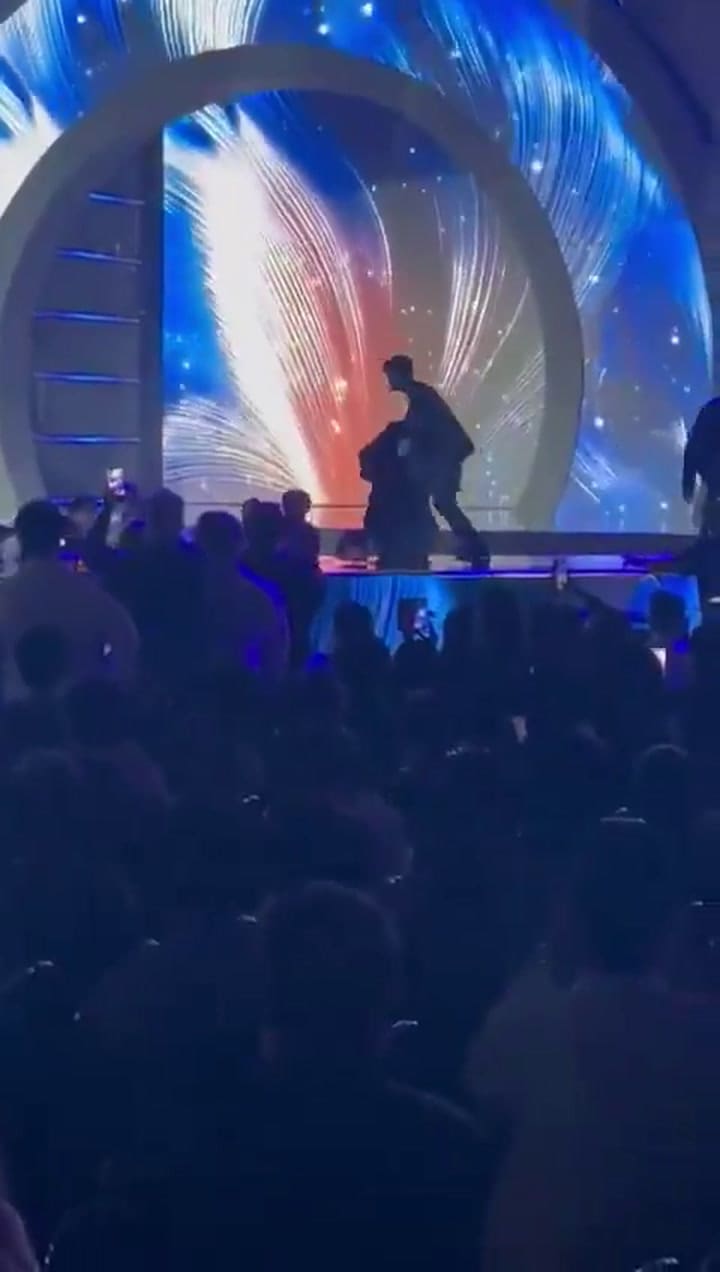 Miss Jamaica fue sacada del certamen en camilla