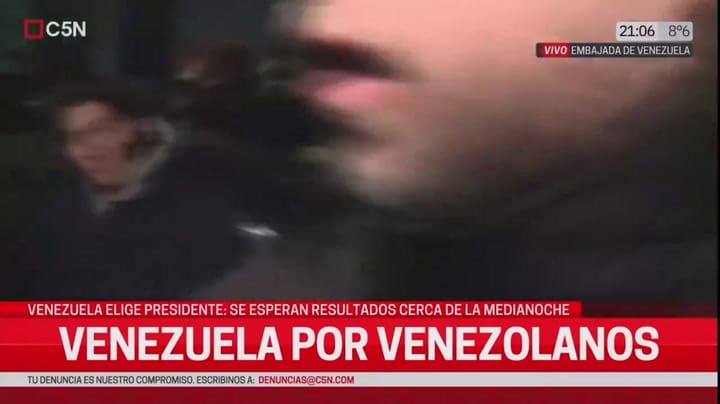 Un periodista fue agredido durante la vigilia en la Embajada de Venezuela en Buenos Aires: “Fuera, no te queremos”