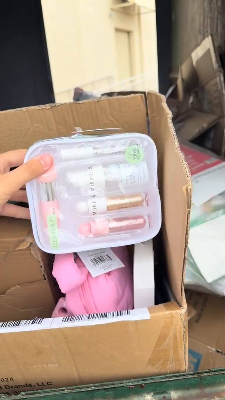 Mujer en Texas revisó un contenedor de basura de Five Below y encontró cajas de artículos nuevos