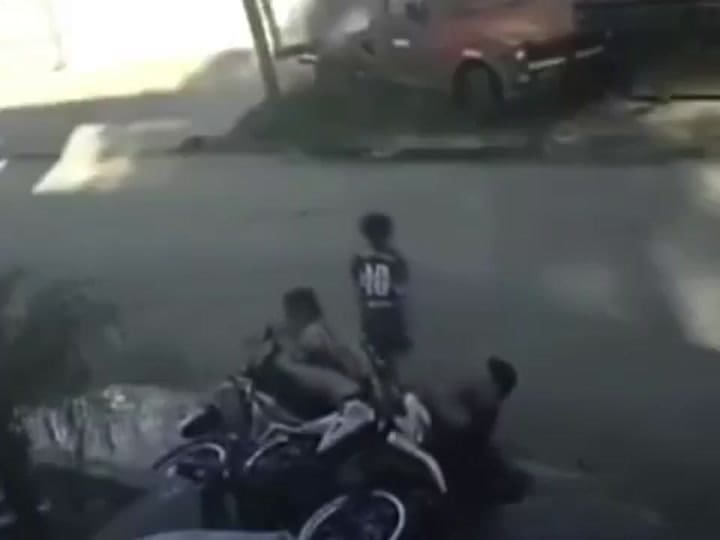 Intento de robo en Virrey del Pino: una familia en moto fue interceptada por delincuentes armados y terminó chocando contra una camioneta