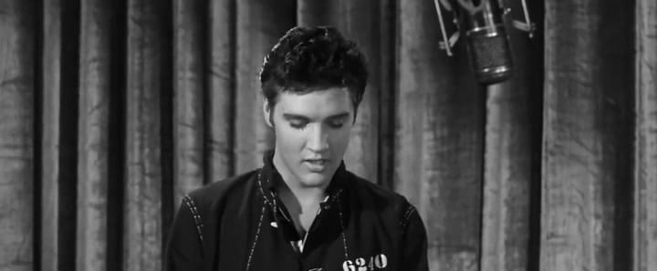 Elvis Presley en la película Jailhouse Rock (1957) - Fuente: YouTube