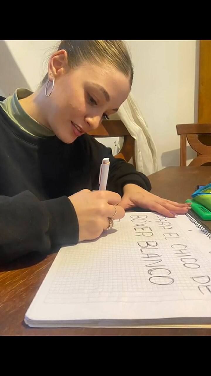 Una chica se enamoró inesperadamente y tuvo una gran idea para contactar al joven