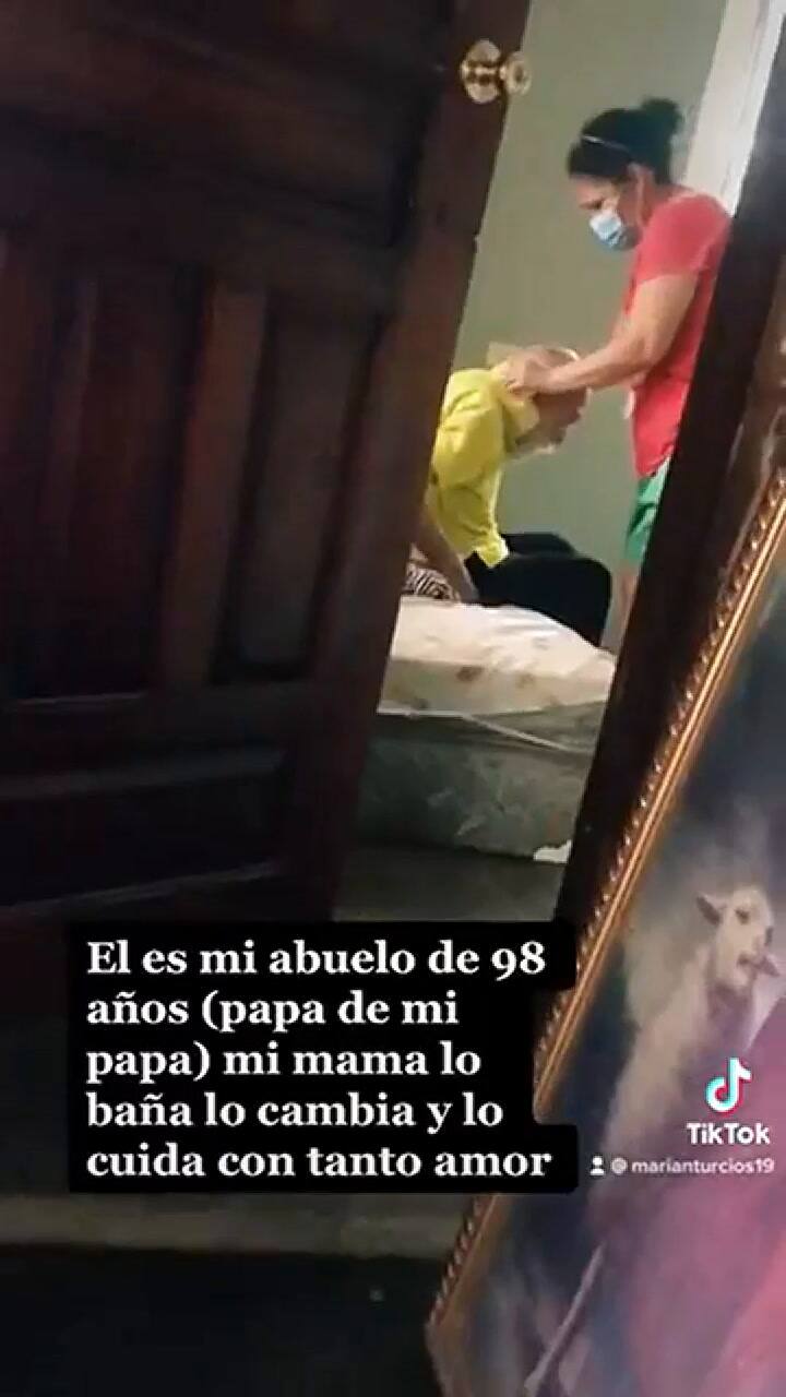 Su esposo la abandonó, pero ella no deja de cuidar a su exsuegro de 98 años
