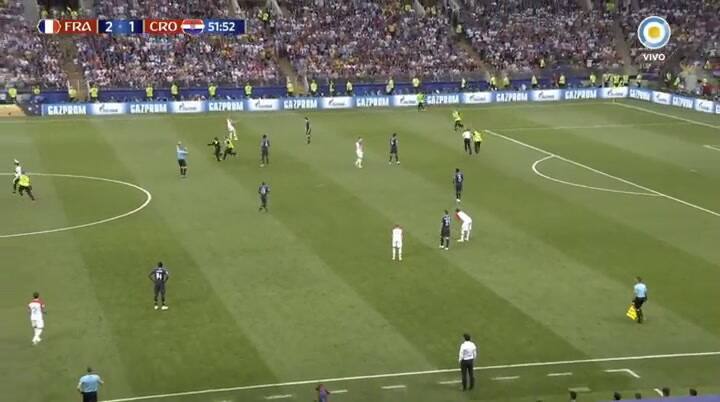 Varias personas ingresaron a la cancha en medio del partido - Fuente: TV Pública