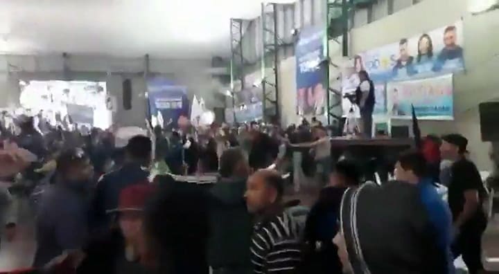 La Rioja: volaron sillas en un acto peronista donde estaba el gobernador Sergio Casas - Twitter