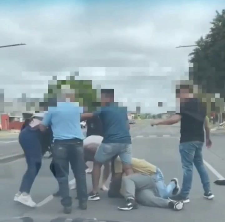 Rosario: quiso robarle a una motociclista, los vecinos lo redujeron y patearon hasta que llegara la Policía