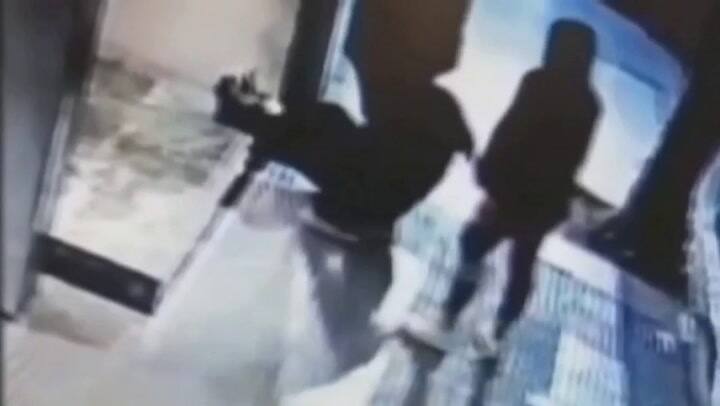 La encargada de un edificio fue brutalmente golpeada por la esposa de un diplomático