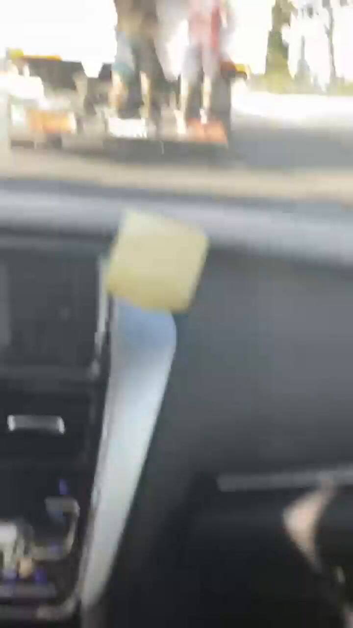 Un camión chocó tres autos, los destruyó y se dio a la fuga 5