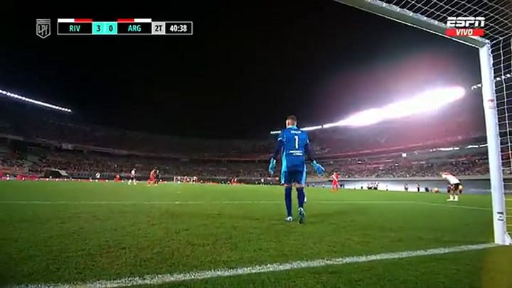 La ovación a Milton Casco en el Monumental