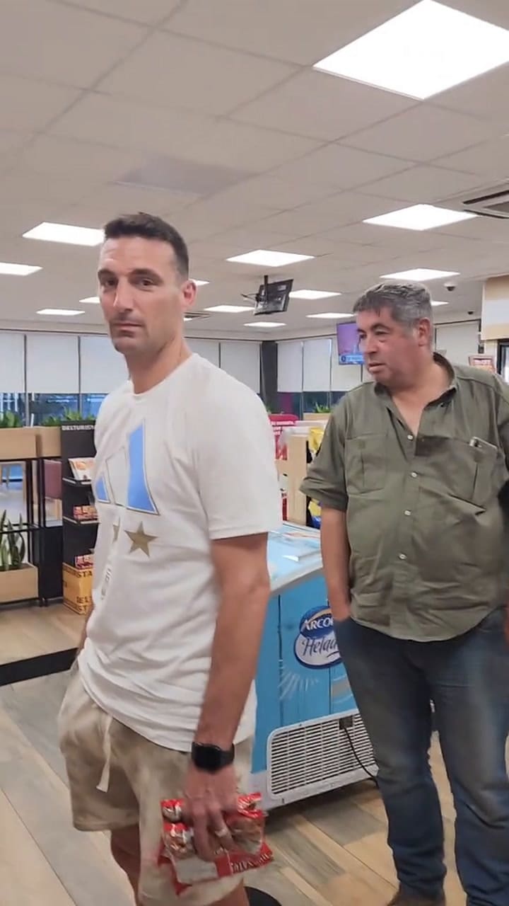 El video de Lionel Scaloni comprando bizcochitos en una estación de servicio