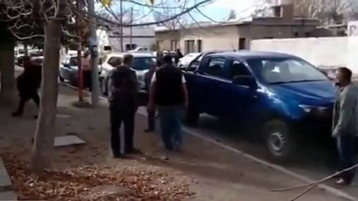 El presidente de la UCR en Neuquén, a las trompadas con un afiliado antes de una reunión