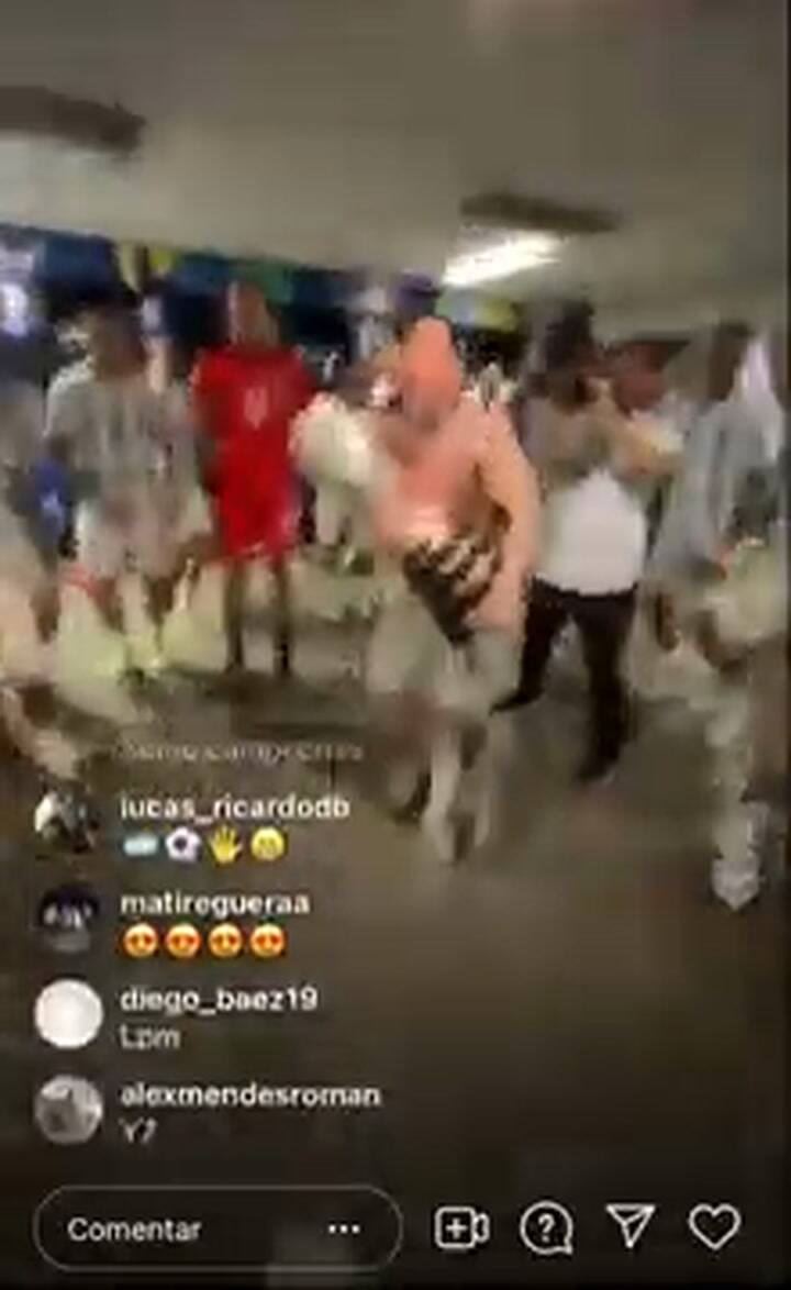 Los festejos de Messi en el vestuario