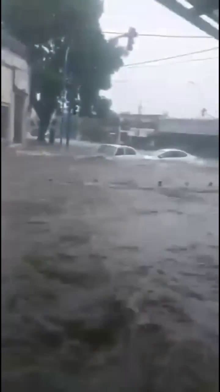 Autos casi completamente cubiertos por el agua