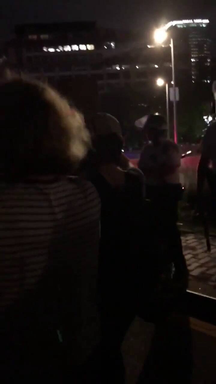 La fuerte presencia policial mientras manifestantes abandonan pacíficamente el puente de Manhattan