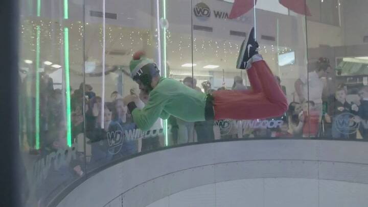 Un elfo volador festeja la navidad en España - Fuente: Reuters