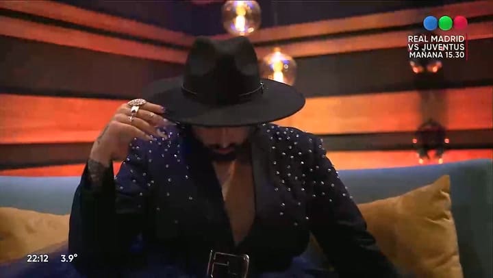 Thomas Guzman se lució en La Voz con su canto, su historia de vida y su look único