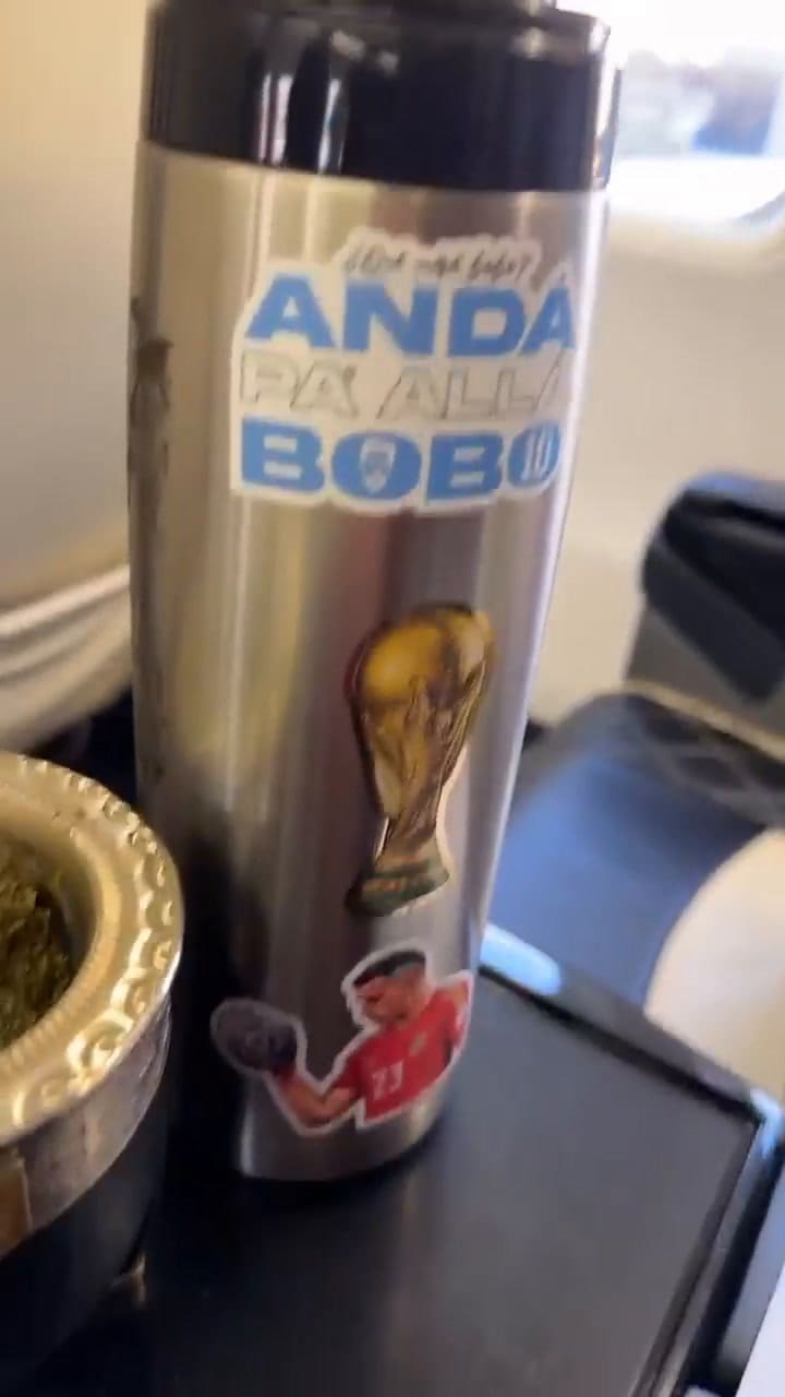 Dibu Martínez mostró la serie que lo atrapó y el detalle en su termo que se robó la atención