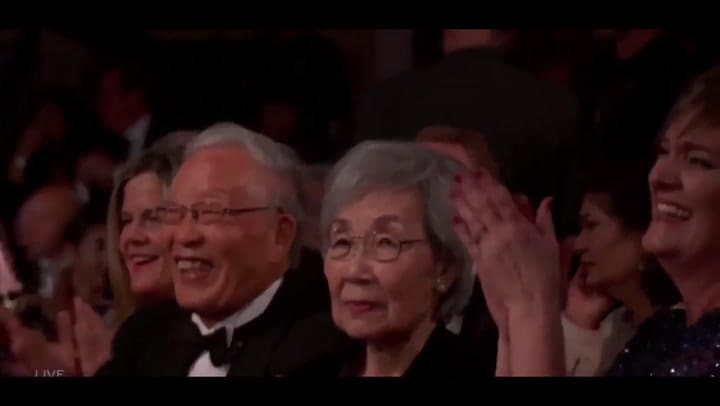 Sandra Oh gana el Globo de Oro y se lo dedica a sus padres - Fuente: YouTube