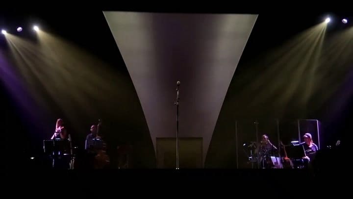 Molesto e incómodo, Joan Manuel Serrat le respondió a un fan en medio de un recital - Fuente: Twitte