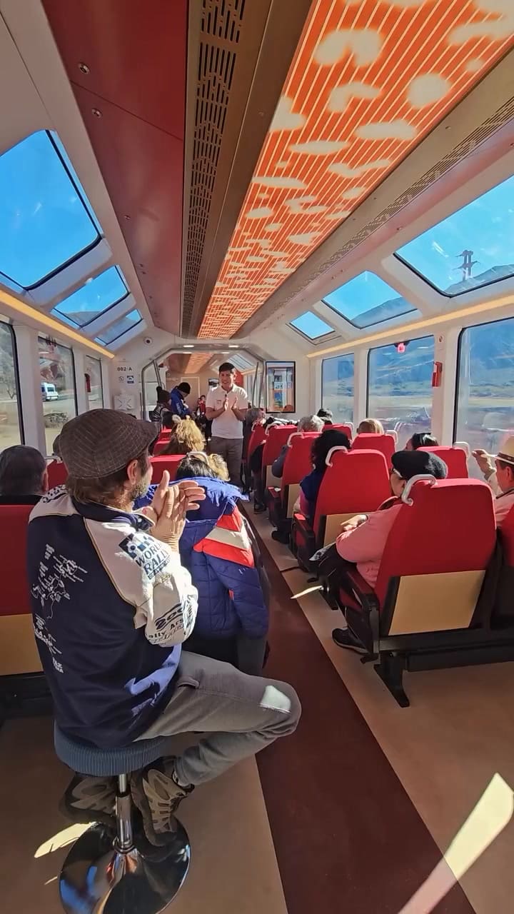 Cómo es viajar en el primer tren solar de América Latina que recorre paisajes emblemáticos del norte argentino