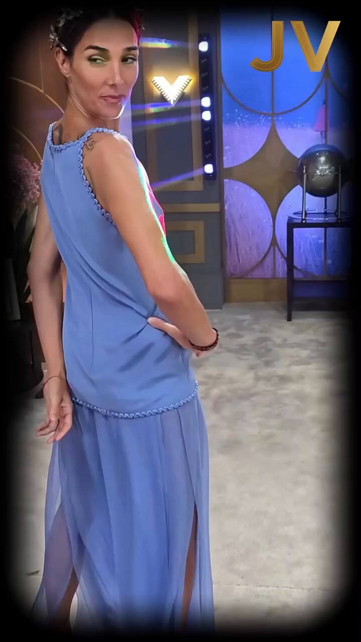 El look griego de Juana Viale para este domingo 5 de abril