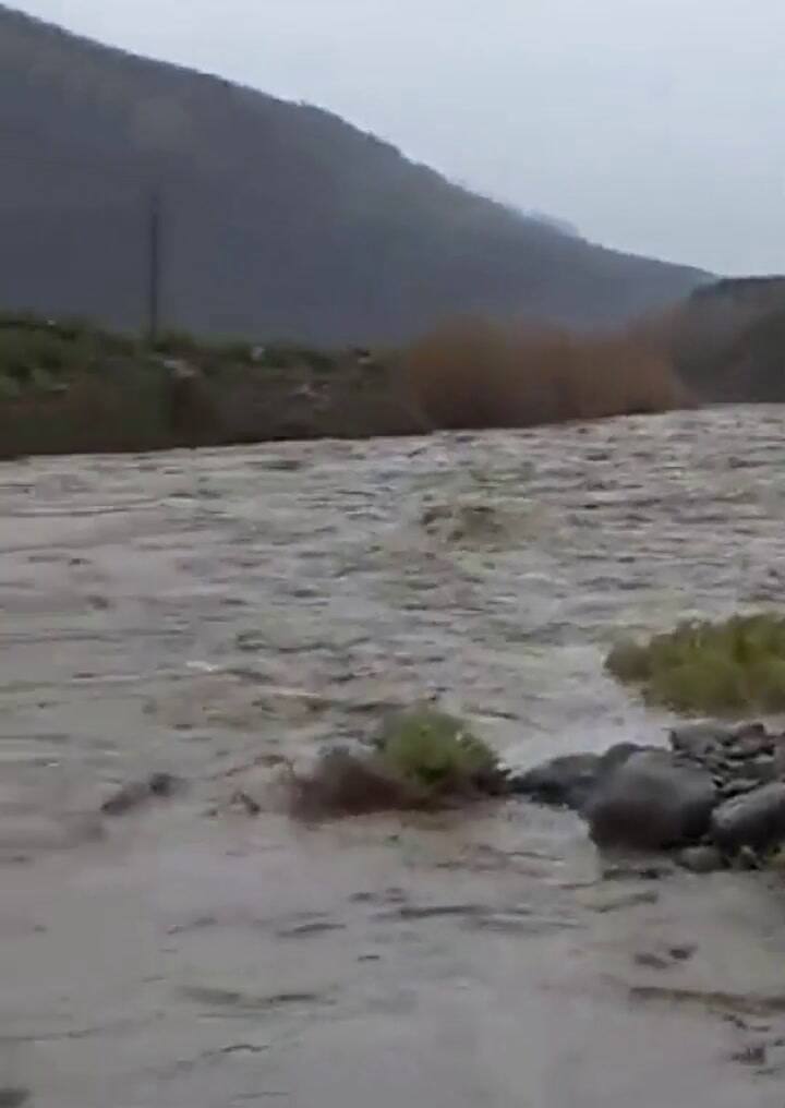 Neuquén: Quedaron aislados y deben cruzar el río en una 'celda' metálica