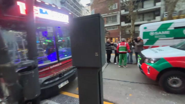 El colectivo de la línea 12 que atropelló y chocó en Recoleta